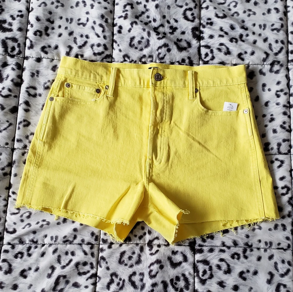 (Tall) NWT Gap Yellow High-Rise Cheeky Shorts